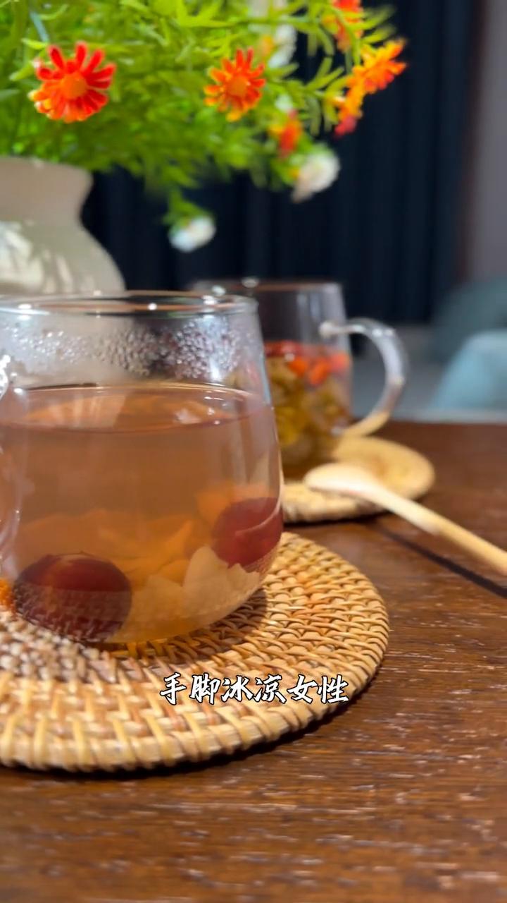 今天教你两款养肝茶，对症喝出好气色。
·第一款：清肝降火茶。适合熬夜上火、口干口