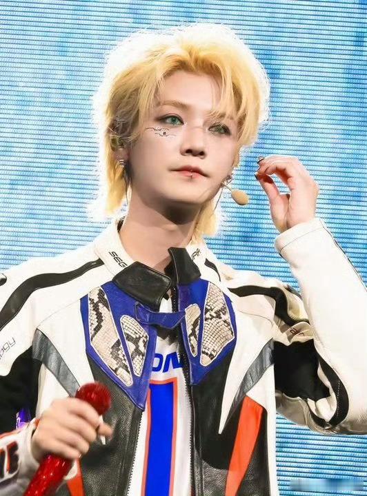 鹿晗歌敏感对虫子就不敏感唱《敏感》时小虫子在脸上从额头到鼻子再到发丝，鹿晗都没发