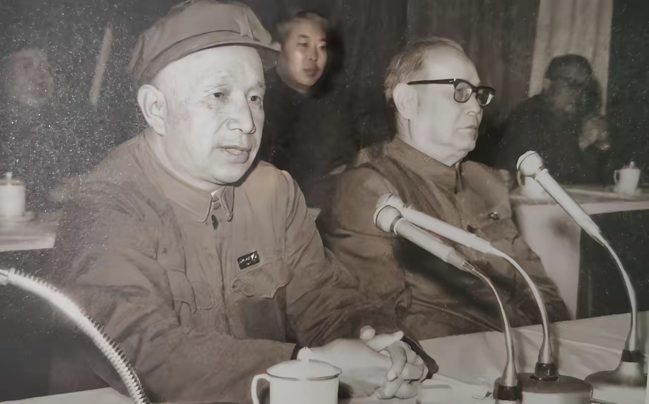 粟裕大将将和叶帅老照片 ​​​