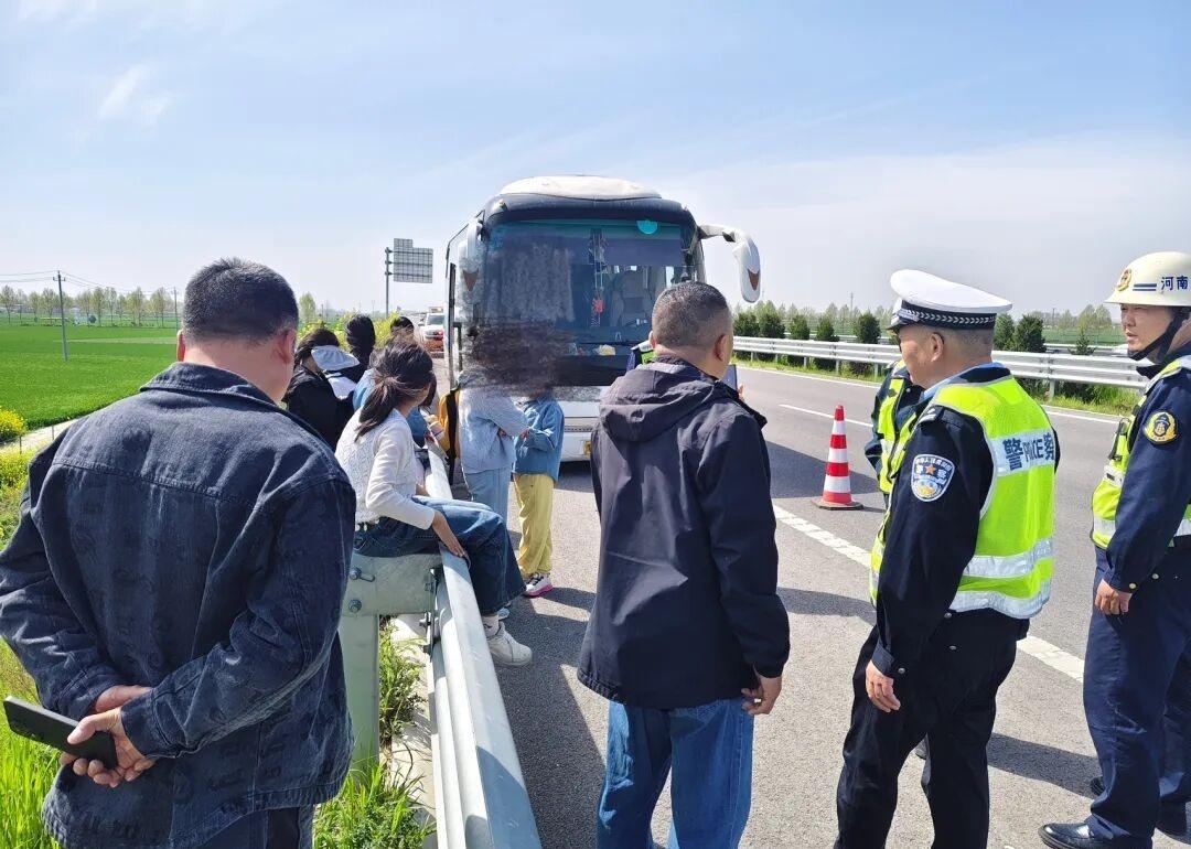 【漯河：客车抛锚31名乘客被困高速 交警火速救援除隐患】豫筑平安·护航中原 4月