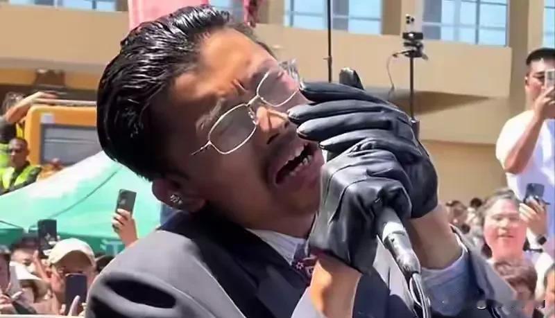 网友提议邀请郭有才老师登上春晚舞台演唱《诺言》，称届时收视率定会一路狂飙！
这提