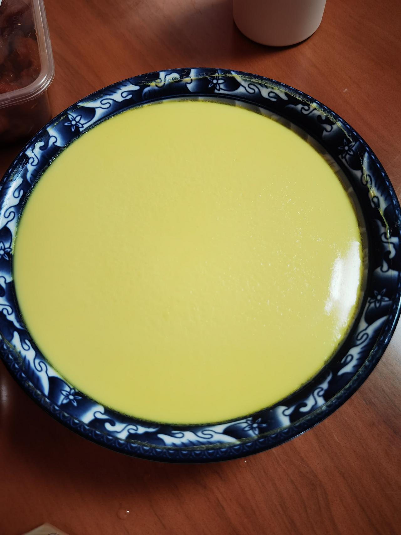 微波炉蒸鸡蛋羹总是不那么完美，有一次居然“飞了”的样子。

这一次在锅里蒸的鸡蛋