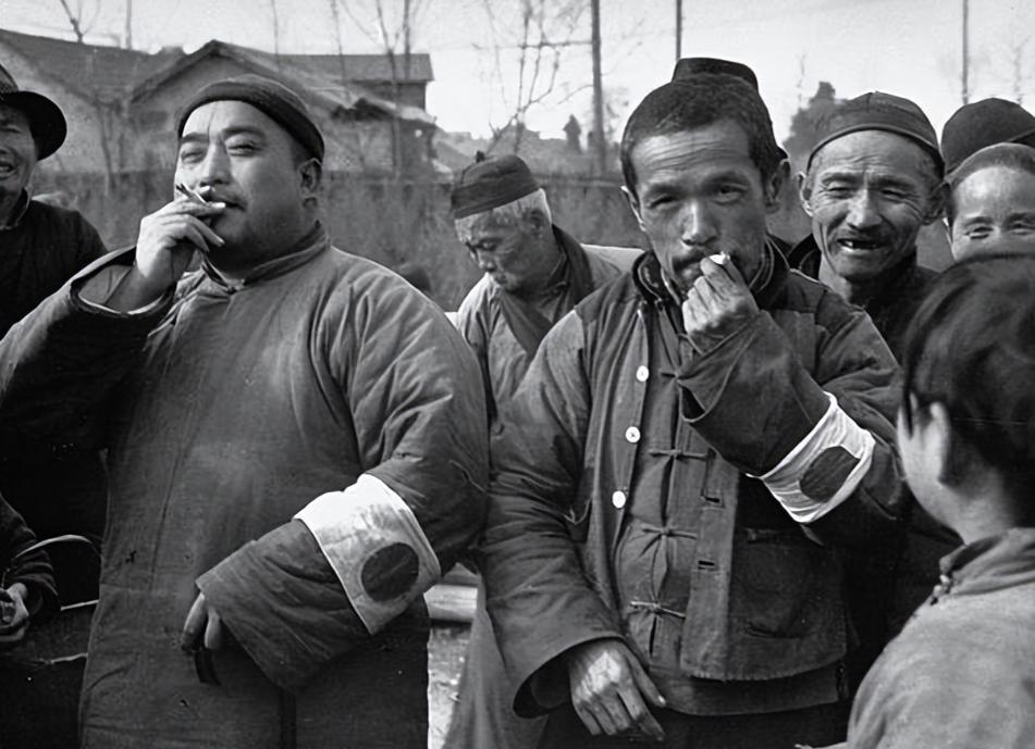 1942 年，女交通员落入日军手中，遭到残酷的反复折磨。奄奄一息之际，她已经做好