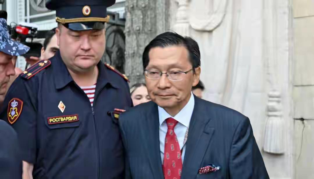 向来精力旺盛的日本大使，被收拾得垂头丧气，俄罗斯是真不惯着他
 
向来精力旺盛的