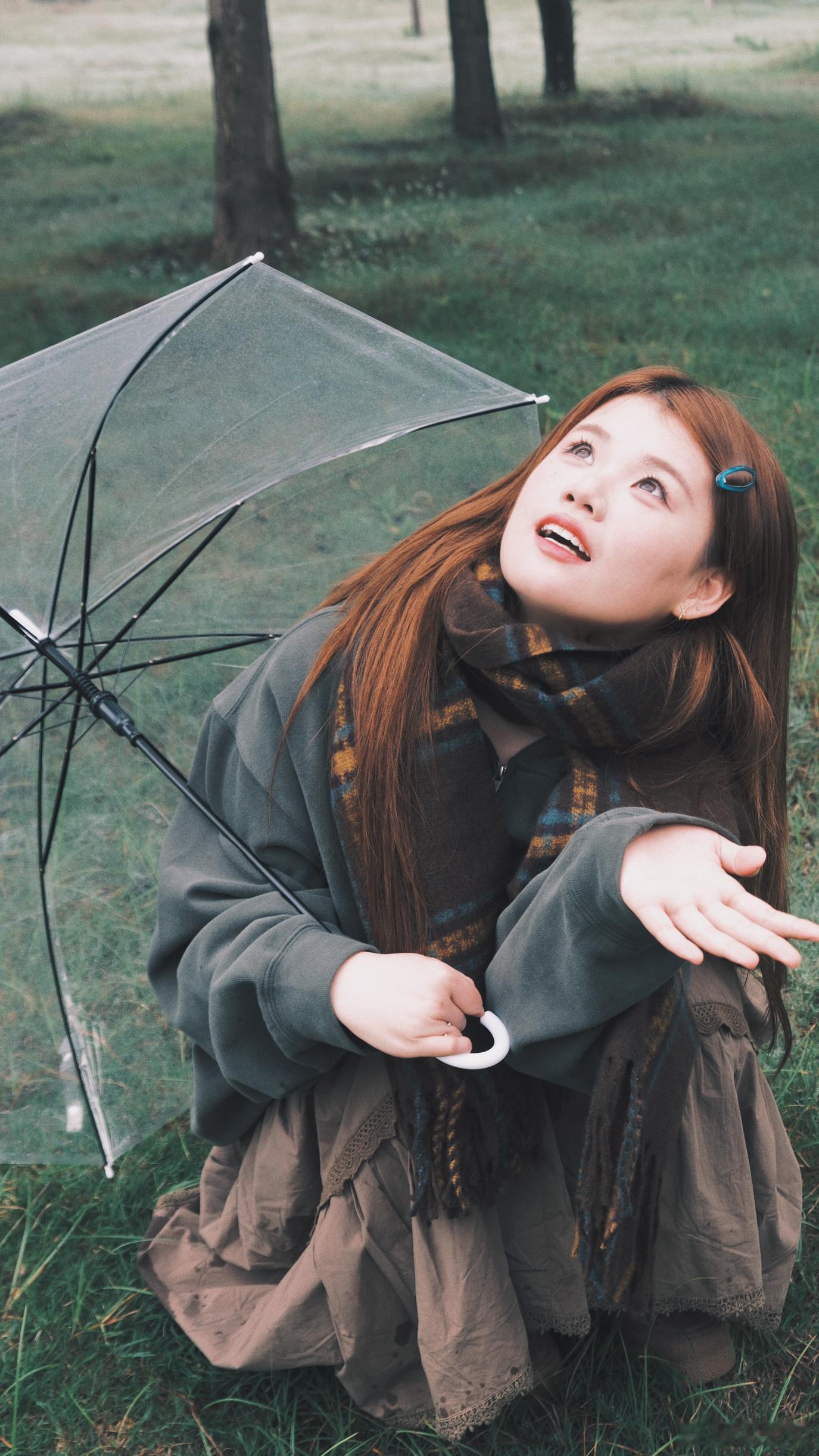 下雨天跟透明雨伞很配[老师爱你] ​​​