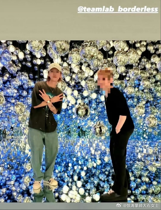 素人晒和鹿晗日本看展合照鹿晗和素人看展合影 网友分享在日本偶遇鹿晗看展的合照，鹿