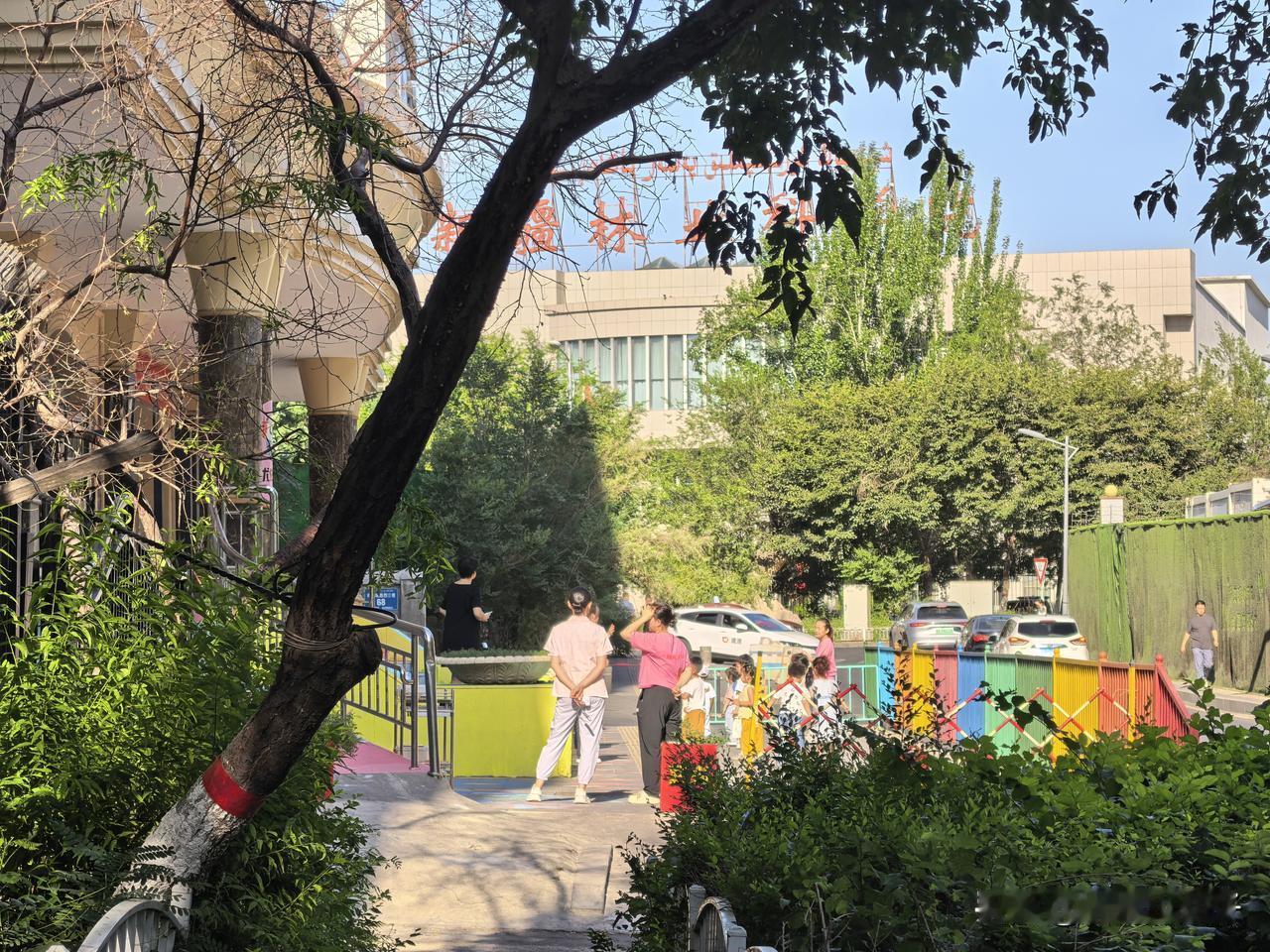 这条人行道本是周边市民的公共通行道路，也是周边居民日常出行必经之路~可这家幼儿园