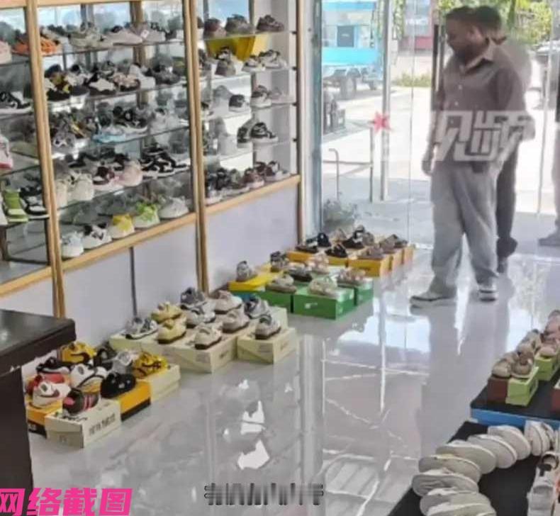 浙江温州有家卖鞋的店铺中，见得只有一小女孩独在，因妈妈中途去了卫生间，故而小女孩