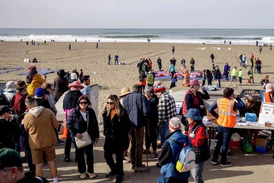 今天数百名抗议者走上旧金山的海洋海滩，用人群组成“废除ICE”的字样，以回应近期