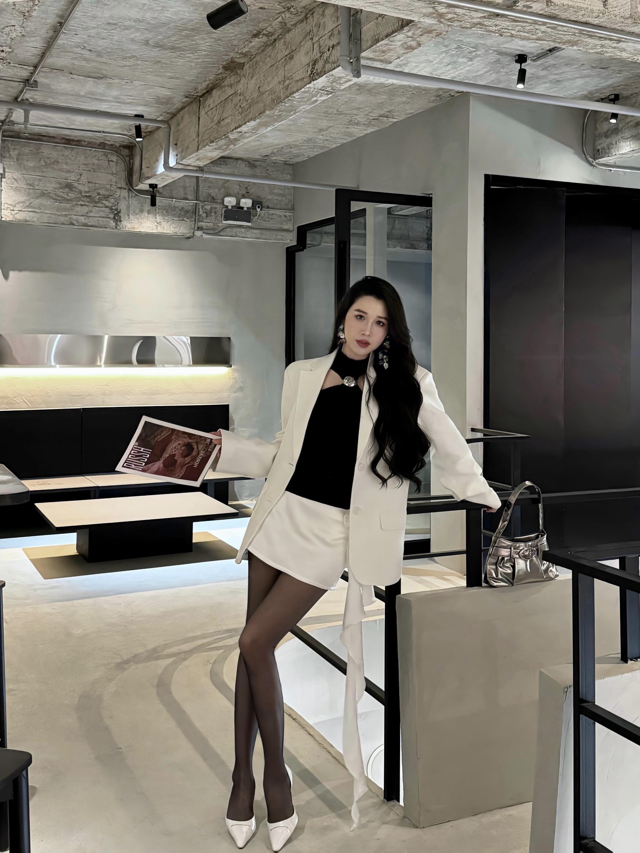 今日穿搭 咖啡店拍照 过年氛围提前搞起来了 佛山拍照