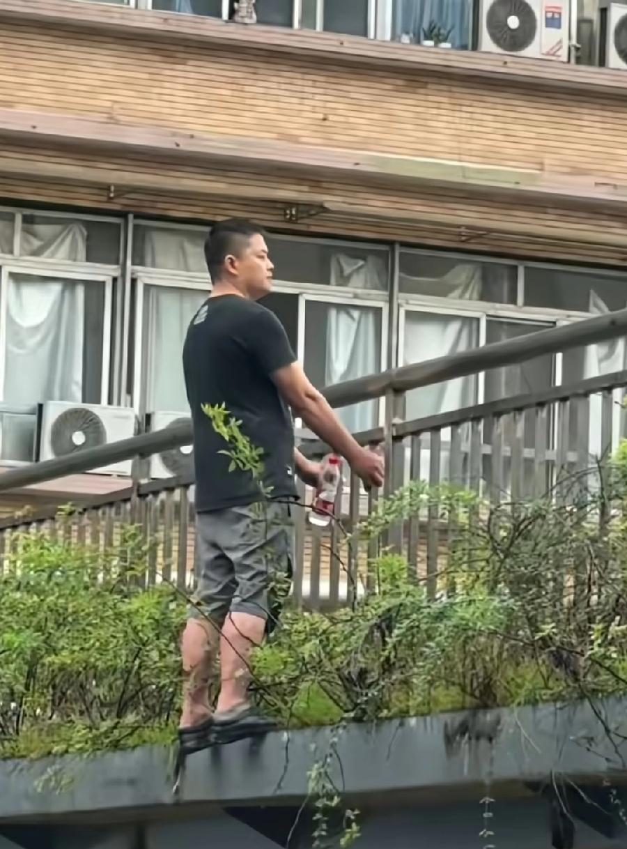 泸州男子天桥轻生坠桥。目测很年轻，30岁左右，拿着一瓶矿泉水，站在桥边上，开始在