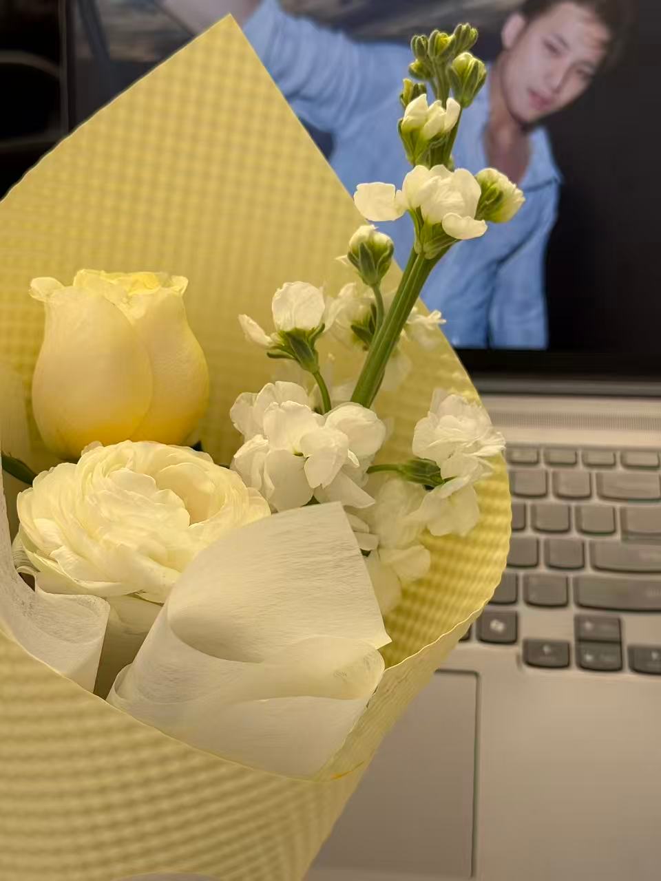 提前收到了公司发的妇女节的礼物～和我一个办公室的两位男士已经羡慕哭了