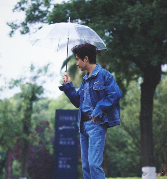 啊啊啊~咱生哥也有撑伞生图啦！
靠实力走出来的顶级歌手就是不一样，陈楚生要是晚出