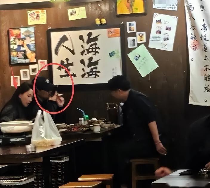 谁还在追汪峰感情瓜？

他演唱会更抓马！
前阵子和森林北恋爱、与章子怡离婚的热度