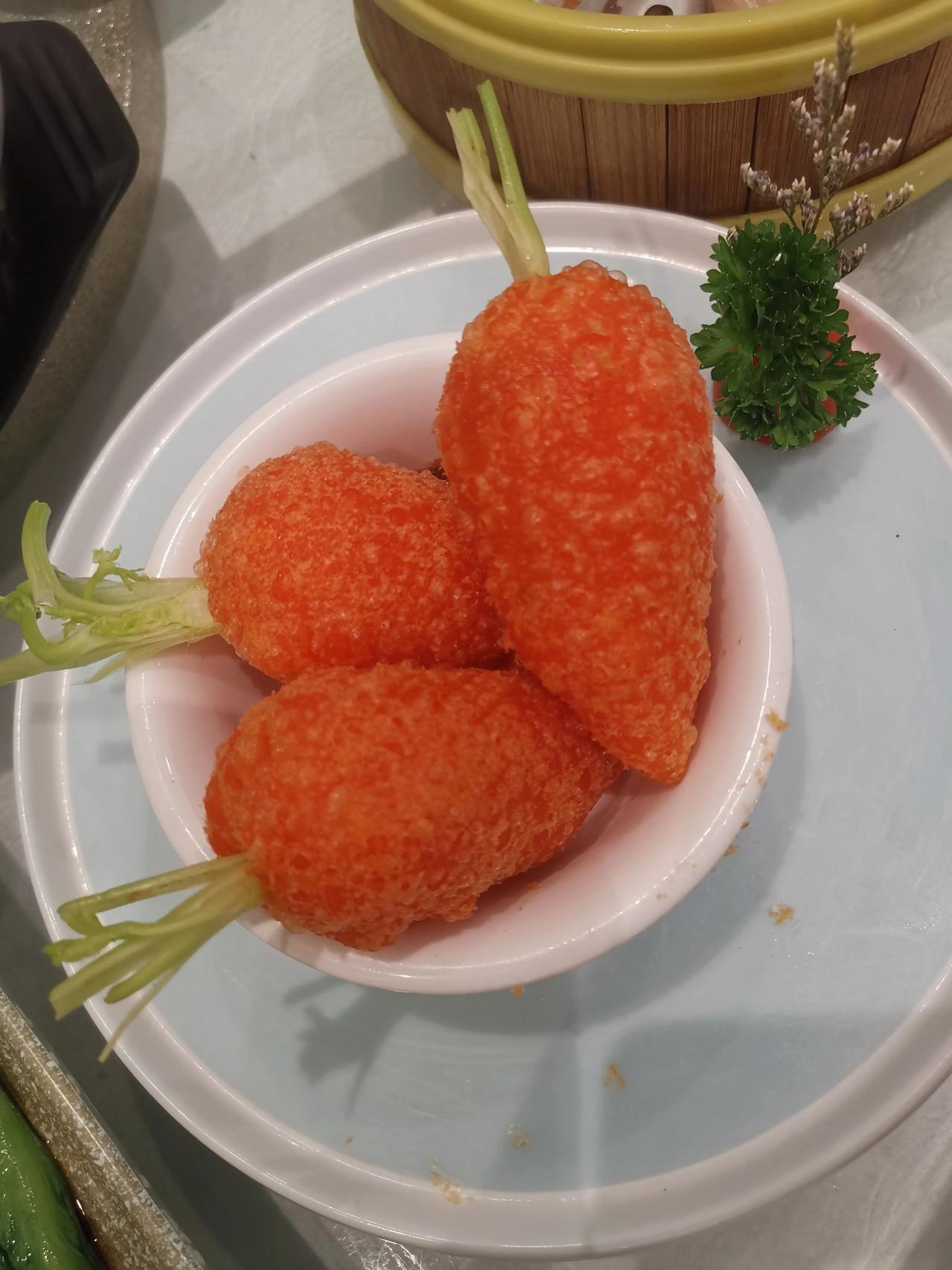 记得以前有一句口号，是"只生一个好，政府帮养老"，前几天刷到一个独生儿子，一边推