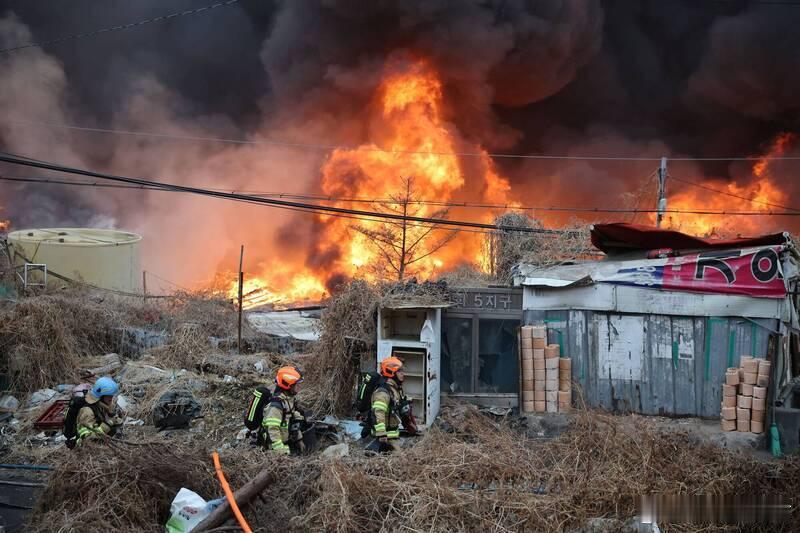 首尔江南“最后棚户区”突发大火 火线逼近周边山区 海外新鲜事 韩国首尔高端住宅集