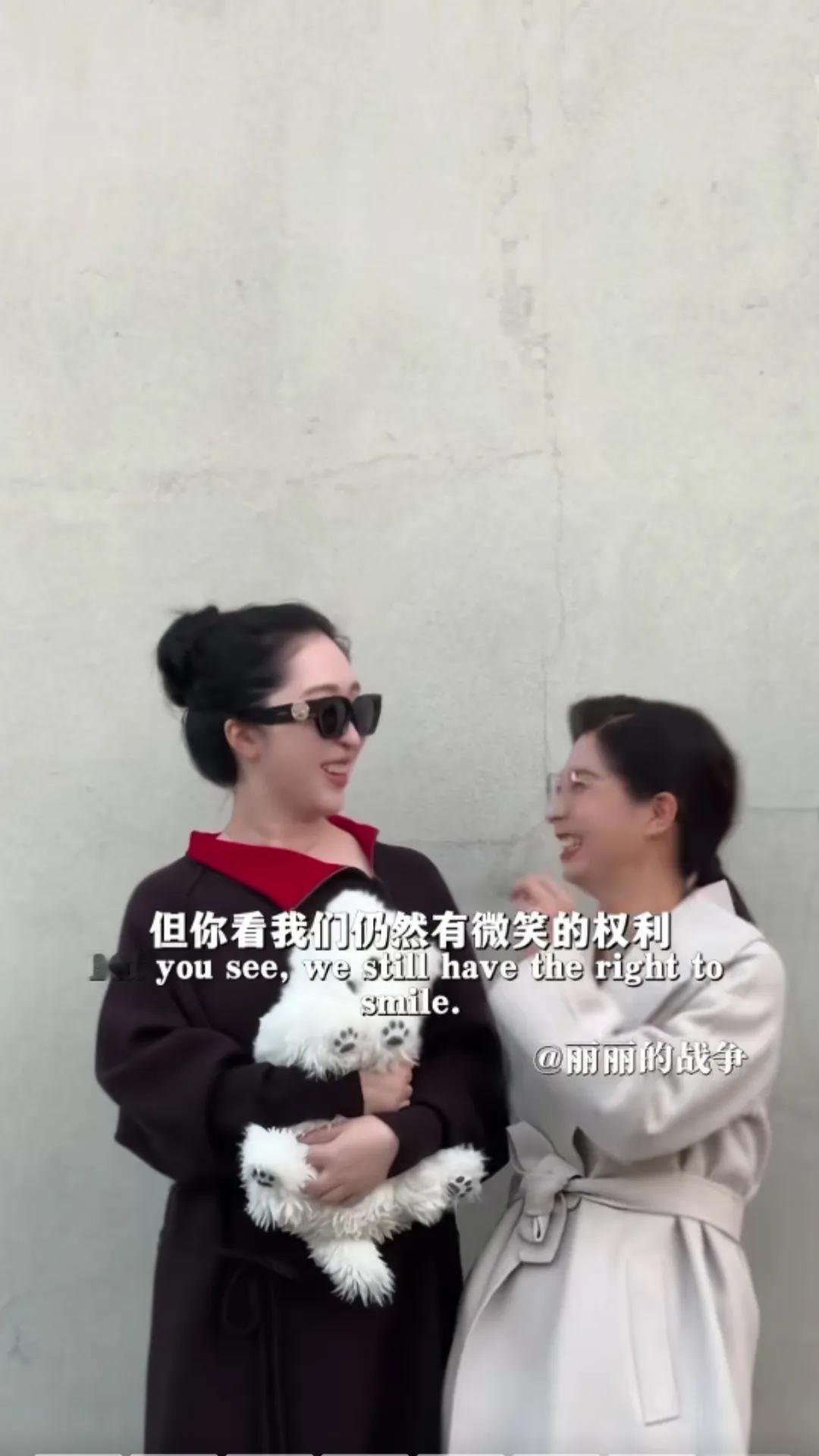 “西高地Papi妈妈”微笑如花，
衣着奢华、志得意满，
仿佛她对狗的死从来没有“