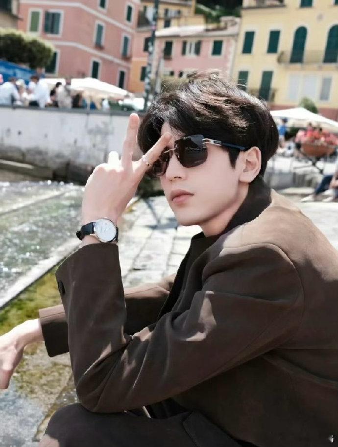 张凌赫墨镜AI建模感张凌赫银框墨镜 脸型、五官、气质全都精准踩在审美上，一副银框