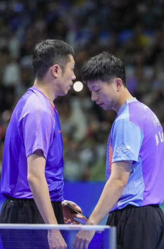【今球讲】马龙许昕冠军马龙许昕3比0黄友政向鹏看梅西之前看了看乒乓球的GOAT马