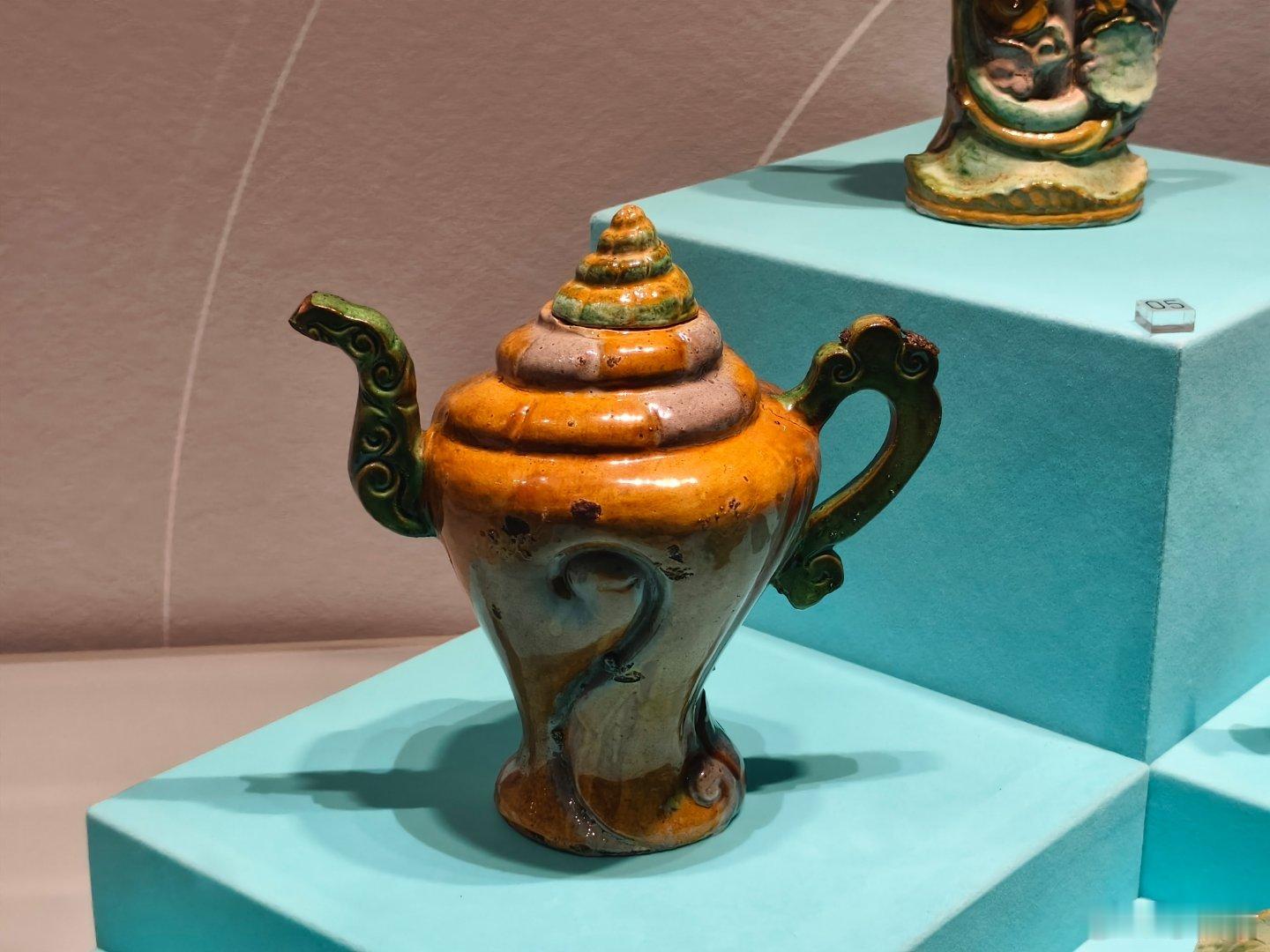 南海陆坡一号，就是那艘1500米海底发现的沉船，在南海博物馆展出了部分打捞上来的