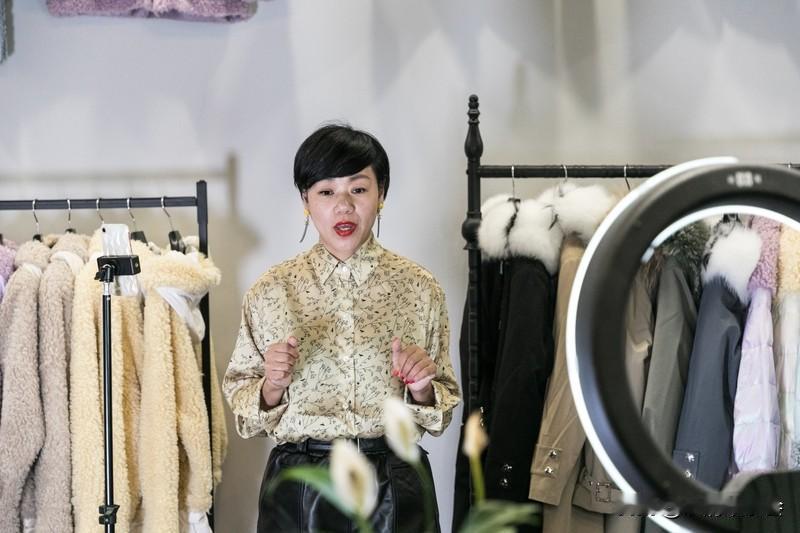 人到中年，必须认真打扮自己，这是对生活最基本的尊重。
打扮首先是取悦自己。中年面