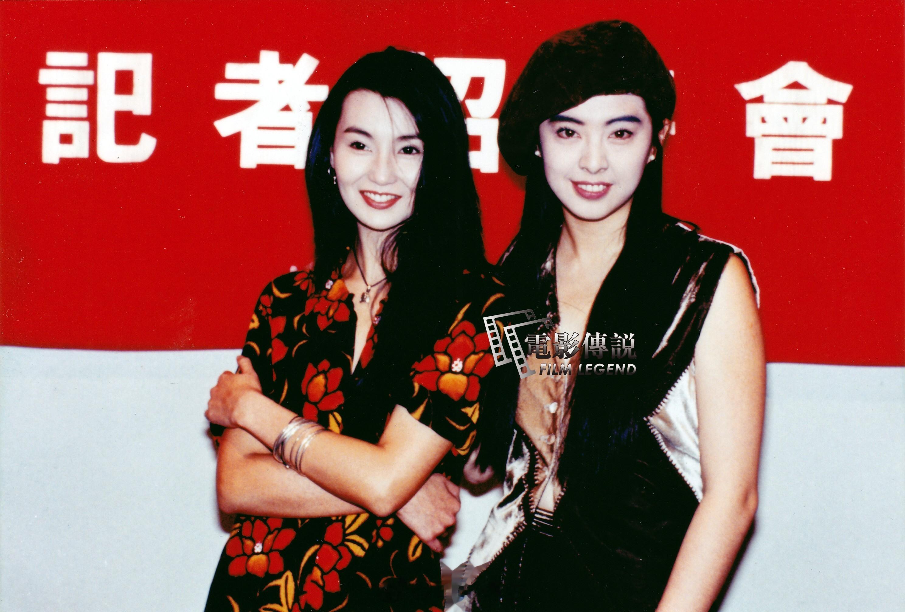 #電影傳說扫描# 1993年，HK，电影《青蛇》记者招待会上的#张曼玉# 和#王