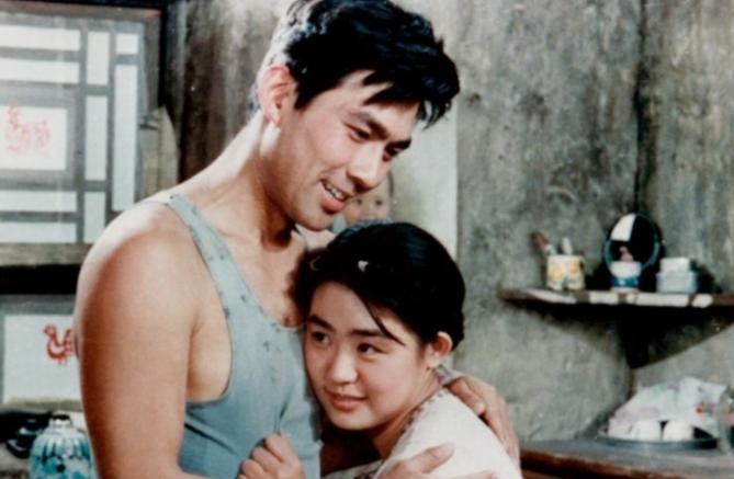1981年只有19岁的女演员丛珊指着朱时茂，对导演谢晋哭着说：“不是我不愿意抱他