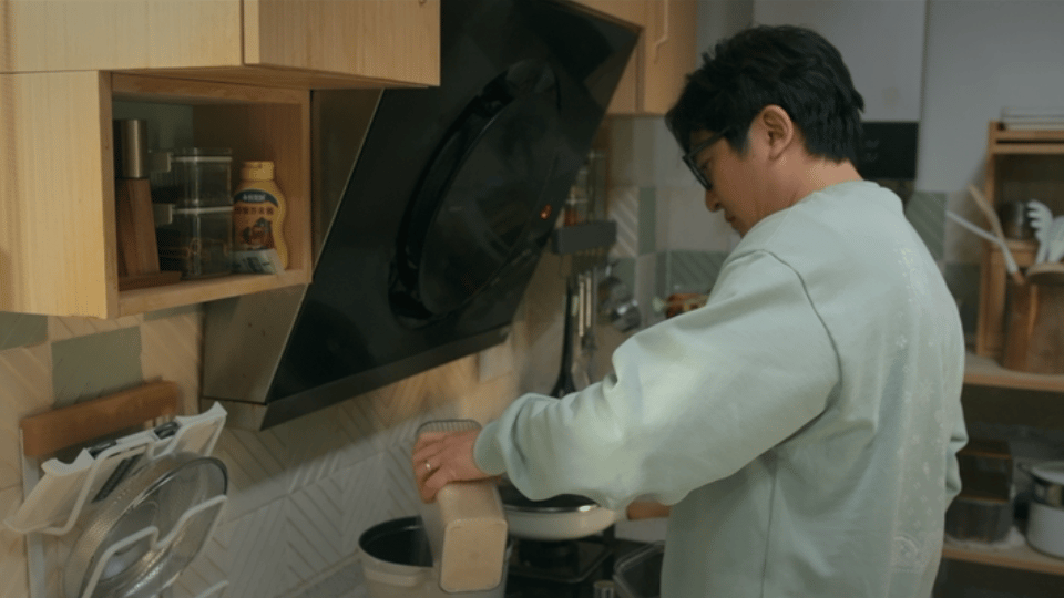 #殷桃返聘郭京飞#爆红的妈，被裁的爸，鸡飞狗跳的家，婚姻赛道又给整出了新花样，这