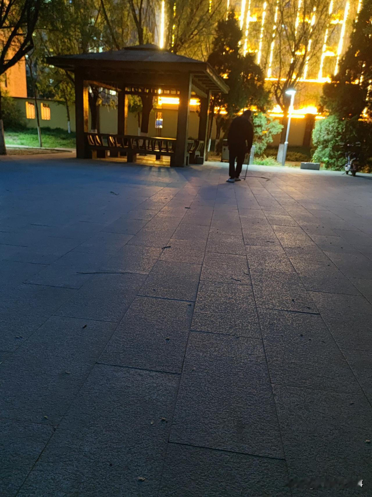 比广场舞更可恨的是甩大鞭子的，那鞭子是钢的，直径2米长，甩起来根本收不住，广场上