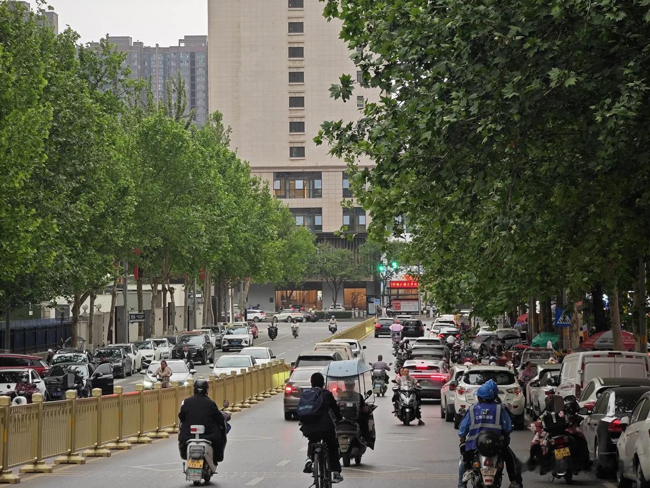 大清早就这么多人，你出去了吗？
