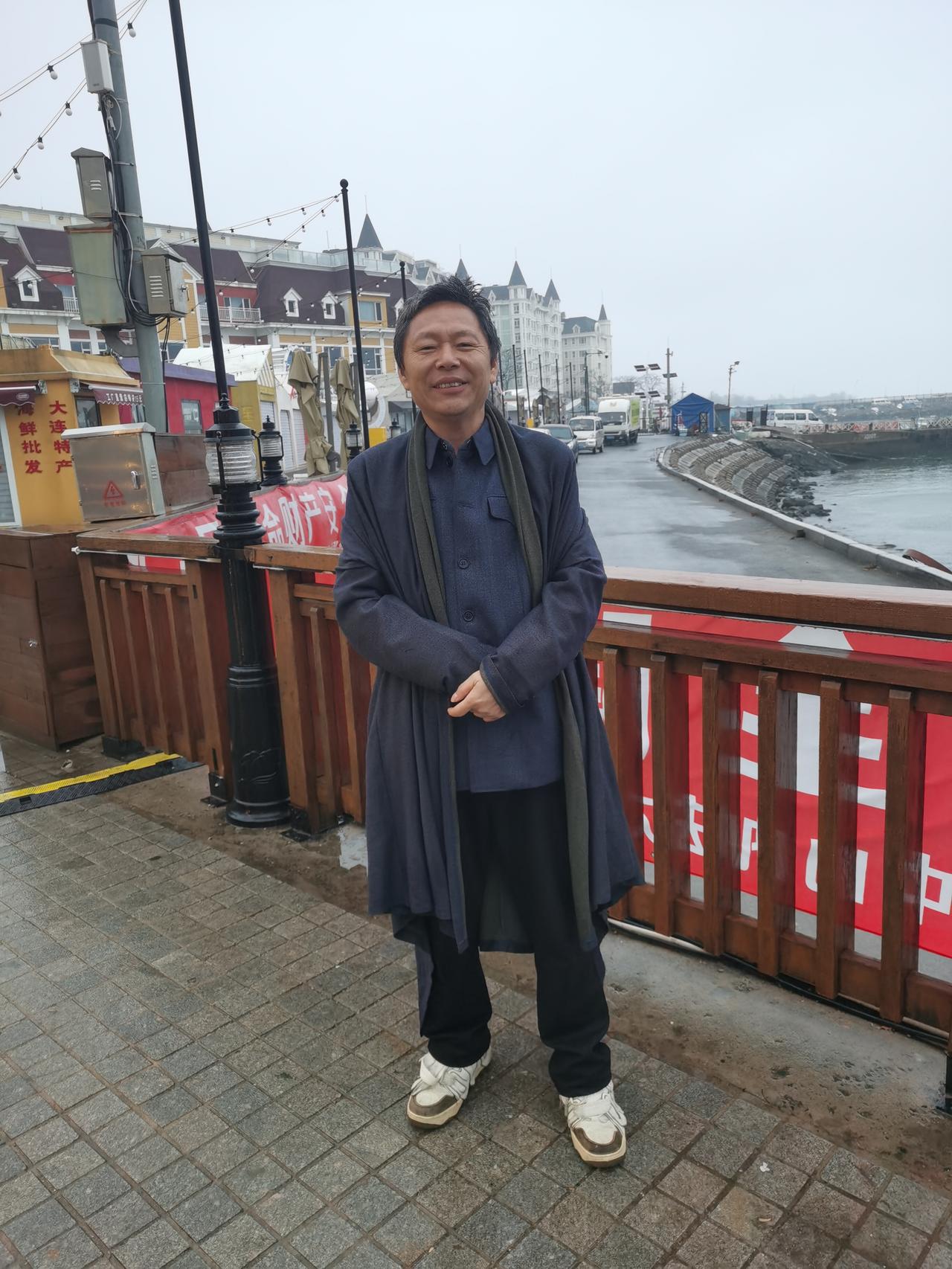 大连俄罗斯风情街不长，满街几乎都是百年俄式老建筑。红墙尖顶、拱窗雕花，色彩明快，