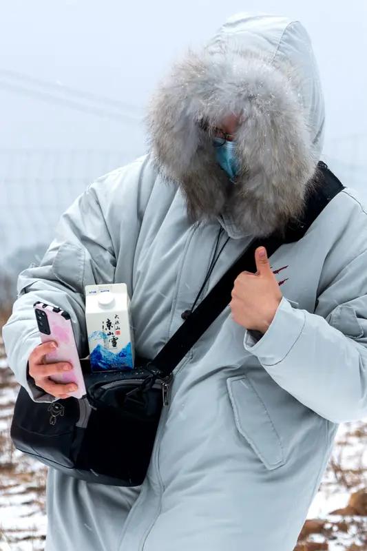 新农人直播卖货，居然把农产品卖到全国
零下几度的田埂边，主播冻得手通红搓了半小时