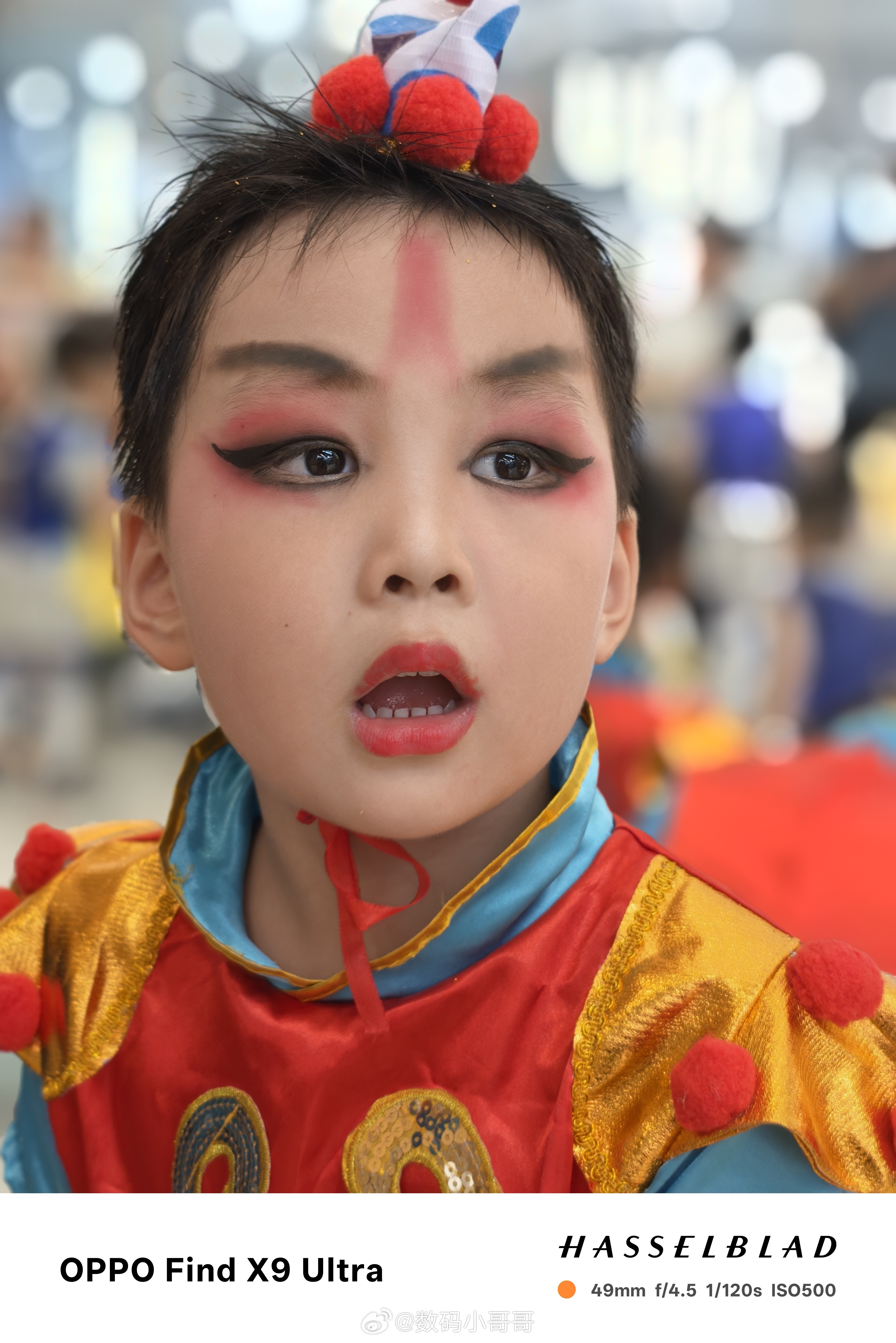 今天小朋友参加幼儿园毕业典礼，老师精心化了个“烟熏妆”，妆容有点浓，看着还有点夸