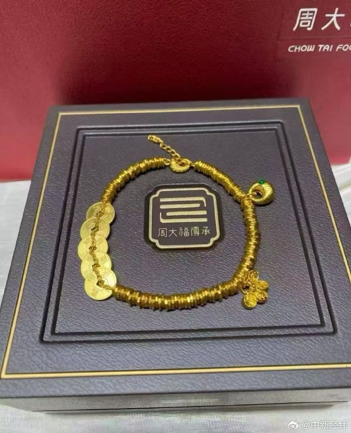 【#周大福3月中旬或再涨价#】 #周大福金饰涨幅或达3成#  近日，市场传出周大