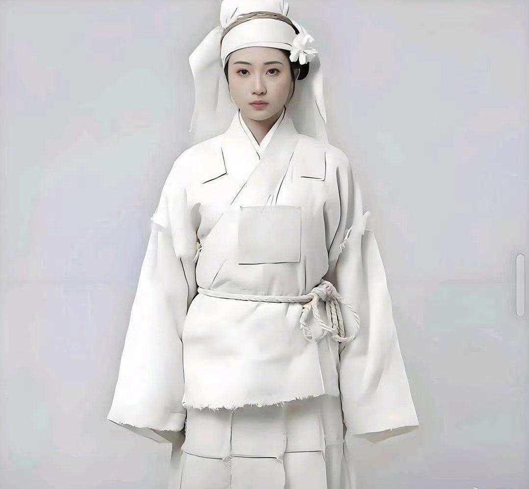 有人说这是巴黎世家的衣服，太前卫了……

也有人说，这不是巴黎世家的，而是日本新
