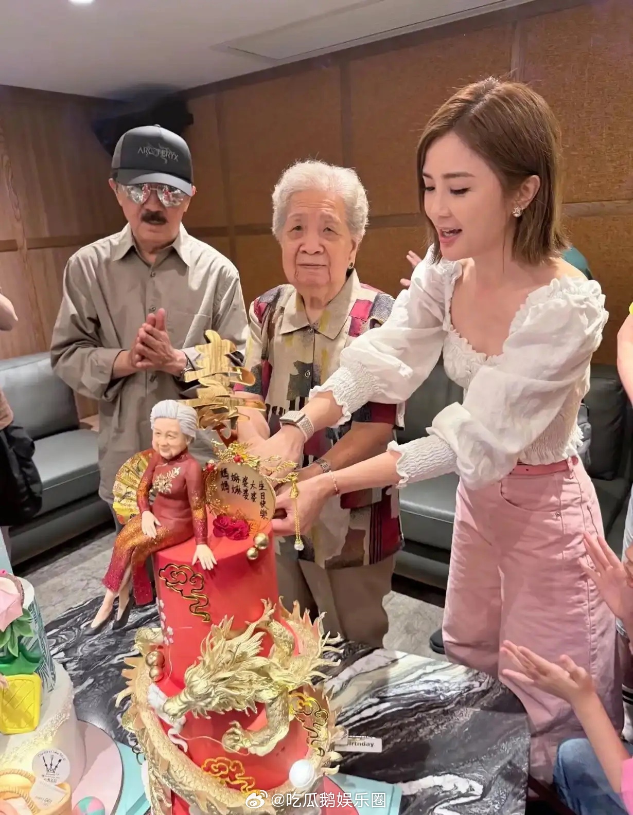 蔡卓妍阿Sa为奶奶庆祝98岁生日，送上精美的蛋糕，爸爸罕见露面，祖孙三代同框画面