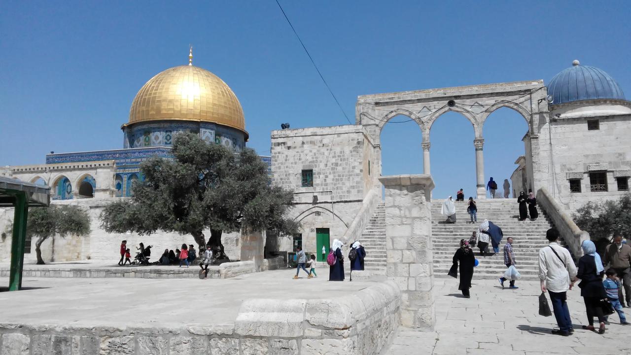 这就是阿克萨清真寺，穆斯林朝圣的地方。记得当时我们去参观的时候，恰逢巴勒斯坦民众
