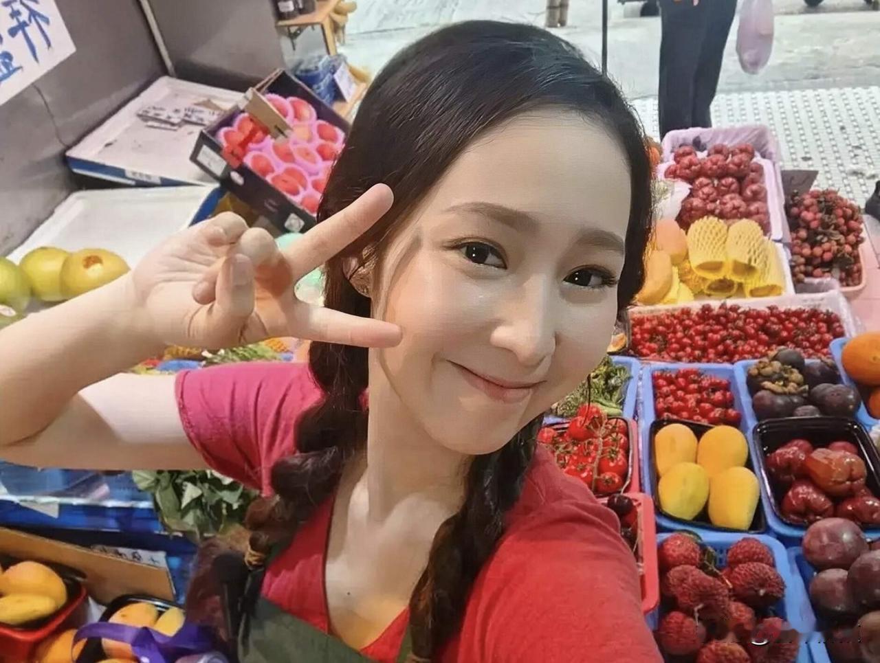 雨衣湿透还在卖带鱼，骂她丑骂她老还威胁要搞垮她，这人到底惹了谁？
。
吴嘉仪现在