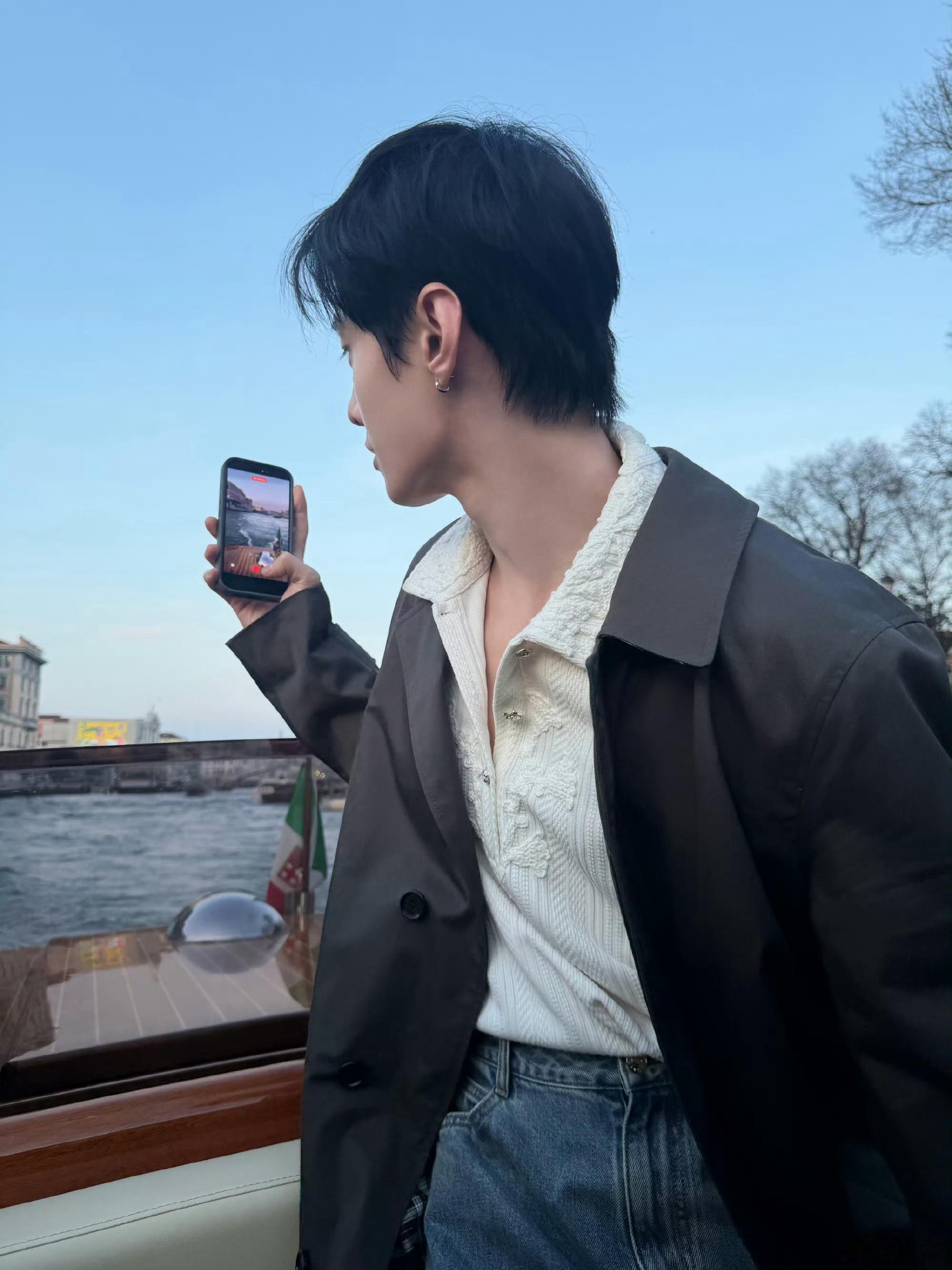 何与商务何与一周官宣三个代言 一周连宣三个，何与的商务火力全开。待播剧搞快点，迫