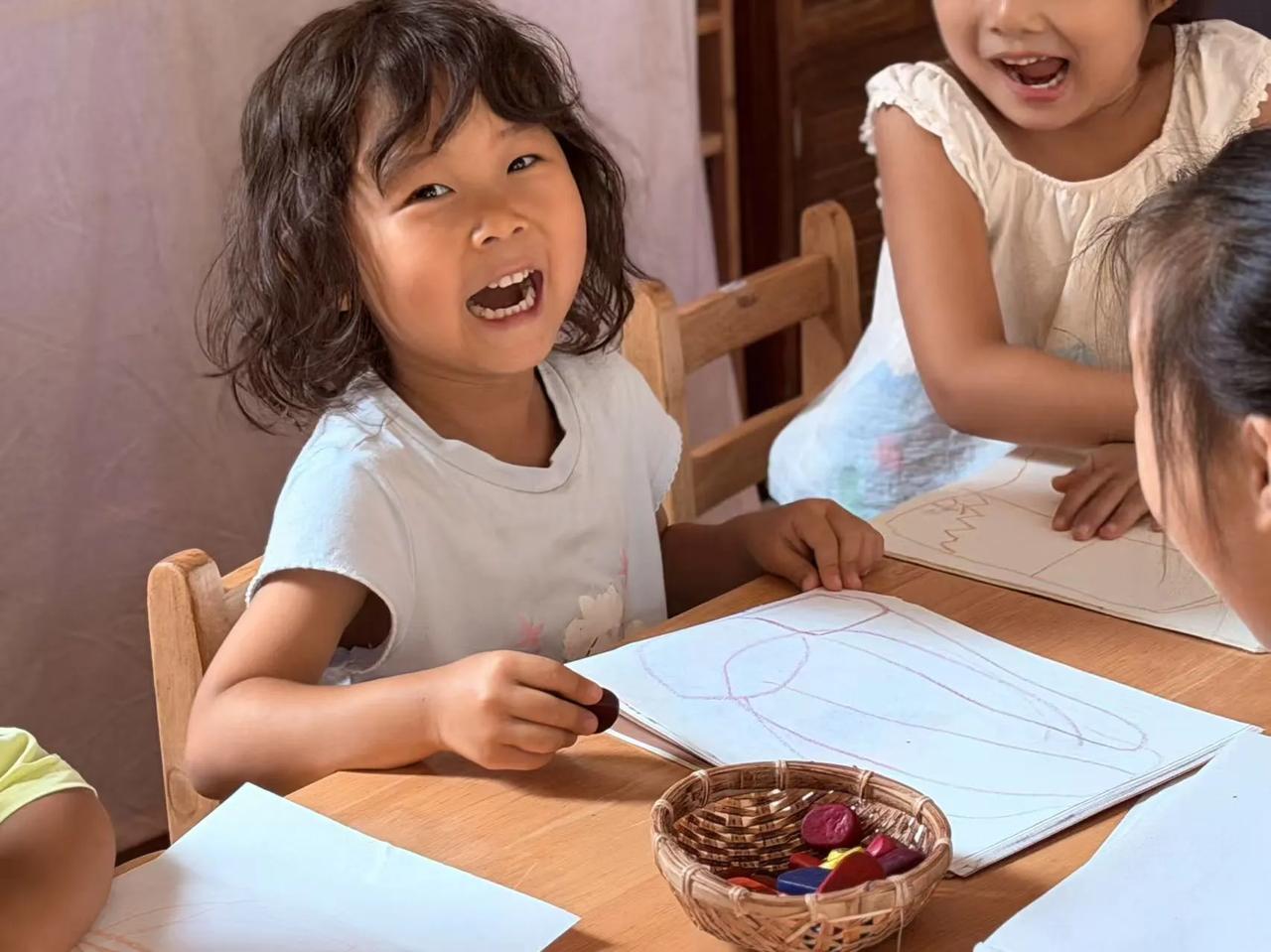 绘画是幼儿园孩子最喜爱的活动。五颜六色的画笔、空白画纸总能牢牢吸引他们的目光。孩