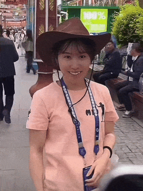 平野美宇逛大巴扎好开心 玩嗨啦~在新疆结束乒超联赛第三阶段征程，平野美宇开启难得