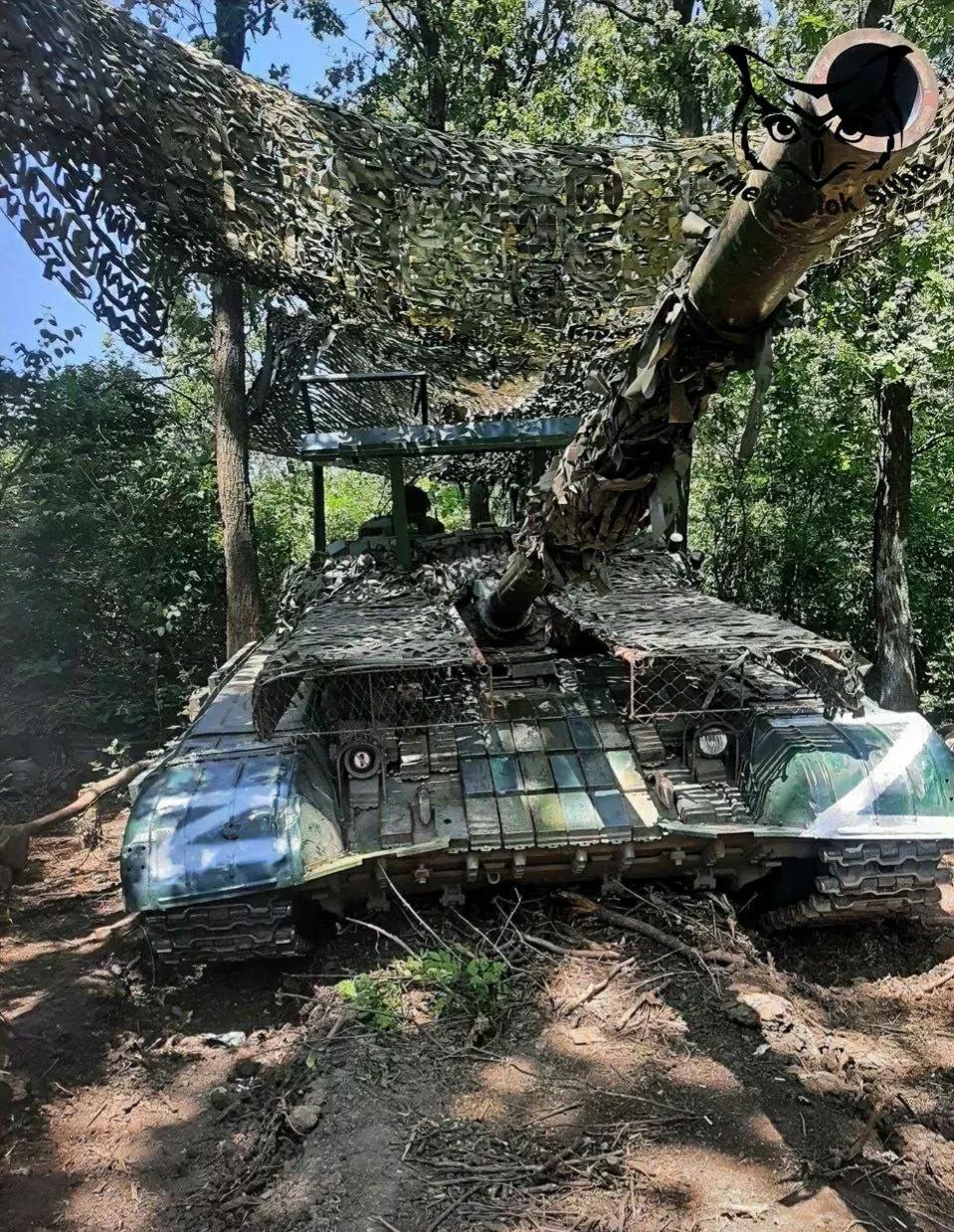 俄罗斯的坦克在前线。最怕乌克兰的无人机。