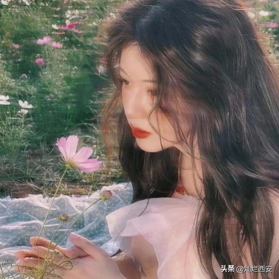 真的有这样的女人，
一个人活成了千军万马。

早上，
送孩子上学。

然后，
去