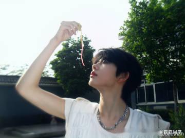 陈奕恒运动风男高 列队站在操场队伍里也格外显眼，挺拔体态搭配清爽长相，标准帅气男