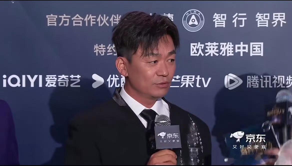 王宝强年度号召力影人🎭戏路宽广可正可谐，作品受众跨度极大，全网热度稳定在线，获