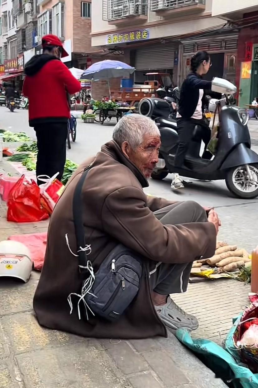 广东湛江，女子抱着宝宝到街上闲逛，不经意间看到路边有位脸上流血的老人正在坚守摊位