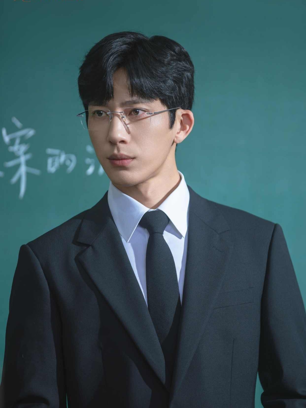井柏然饰演教授：为角色减肥，反差感拉满

37岁的井柏然，生活中，舞台上给人一种