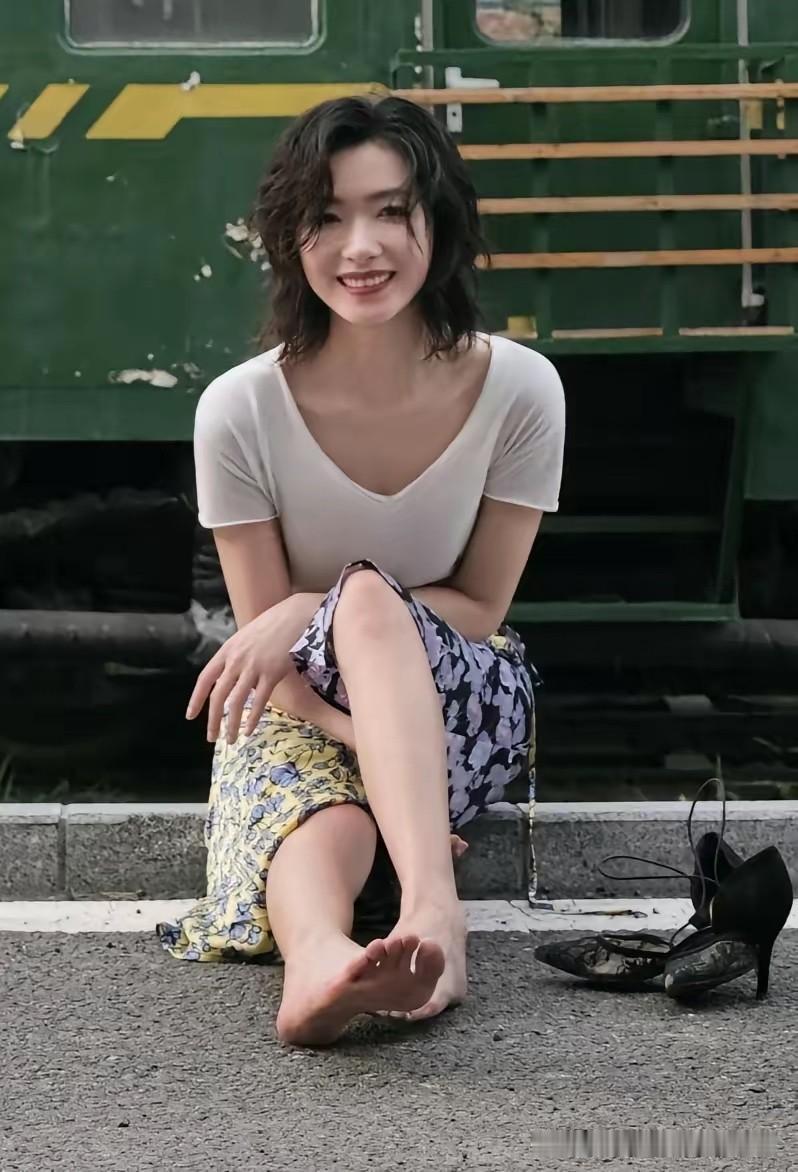 绿皮火车旁的温柔瞬间，被笑容治愈了。
旧时光的绿皮火车，搭配一身温柔的穿搭，画面