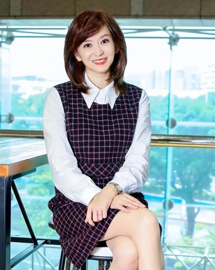 台湾知名“中天新闻”的当红主播周玉琴女士，因为受了丈夫、台湾著名统派赖岳谦教授的
