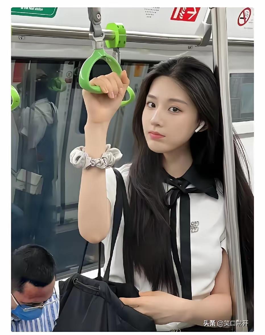 地铁爆笑抓贼！美女大喊齐天大圣，小偷当场无处遁形
 
地铁早高峰的车厢，向来是人
